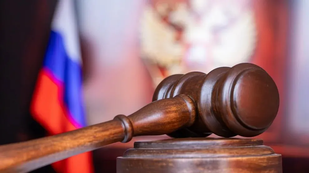 История с проблемными новостройками в Уфе получила продолжение Застройщик АО Строительная компания Трест 21 признанный банкротом не смог через суд обязать городские власти выдать разрешение на ввод в эксплуатацию двух многоквартирных домов на улице Октябрьской революции После банкротства компании завершением строительства занялся другой инвестор Третий трест Однако юридические вопросы остались нерешёнными В феврале 2025 года конкурсный управляющий попытался оформить ввод домов но администрация Уфы отказала Разбирательство дошло до суда где выяснилась ключевая проблема построенные дома не соответствуют изначальным проектам В частности количество квартир в них оказалось больше запланированного Суд встал на сторону мэрии признав отказ в выдаче разрешений законным Это означает что судьба домов и их будущих жильцов остаётся неопределённой а процесс оформления может затянуться Фото Егор Снетков Коммерсантъ Если было интересно поддержите лайком и подпишитесь Ъ Уфа Max ВКонтакте