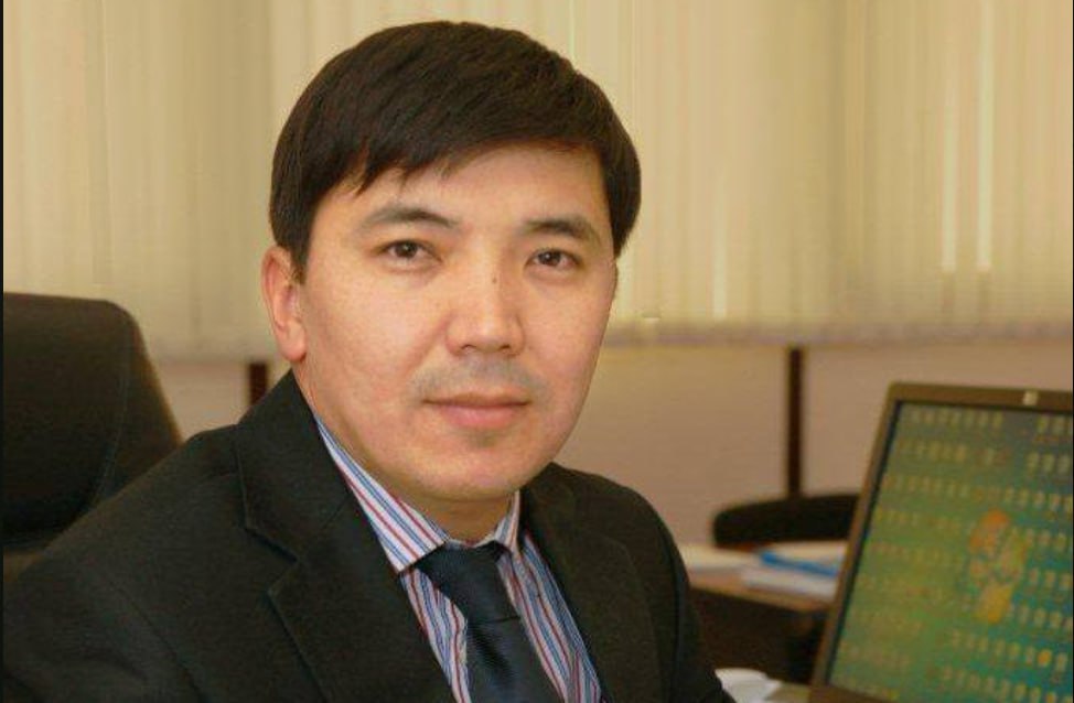 И ещё одно задержание высокопоставленного чиновника  На этот раз под подозрение попал бывший вице-министр труда и соцзащиты населения Акмади Сарбасова. Сейчас он занимает пост главы АО «Центр развития трудовых ресурсов». В Минтруда сообщили, что оказывают помощь следственным органам, но в чём обвиняют экс-вице-министра, не уточнили.  Фото: instagram.com/prokadrykz/    /CMN_KZ