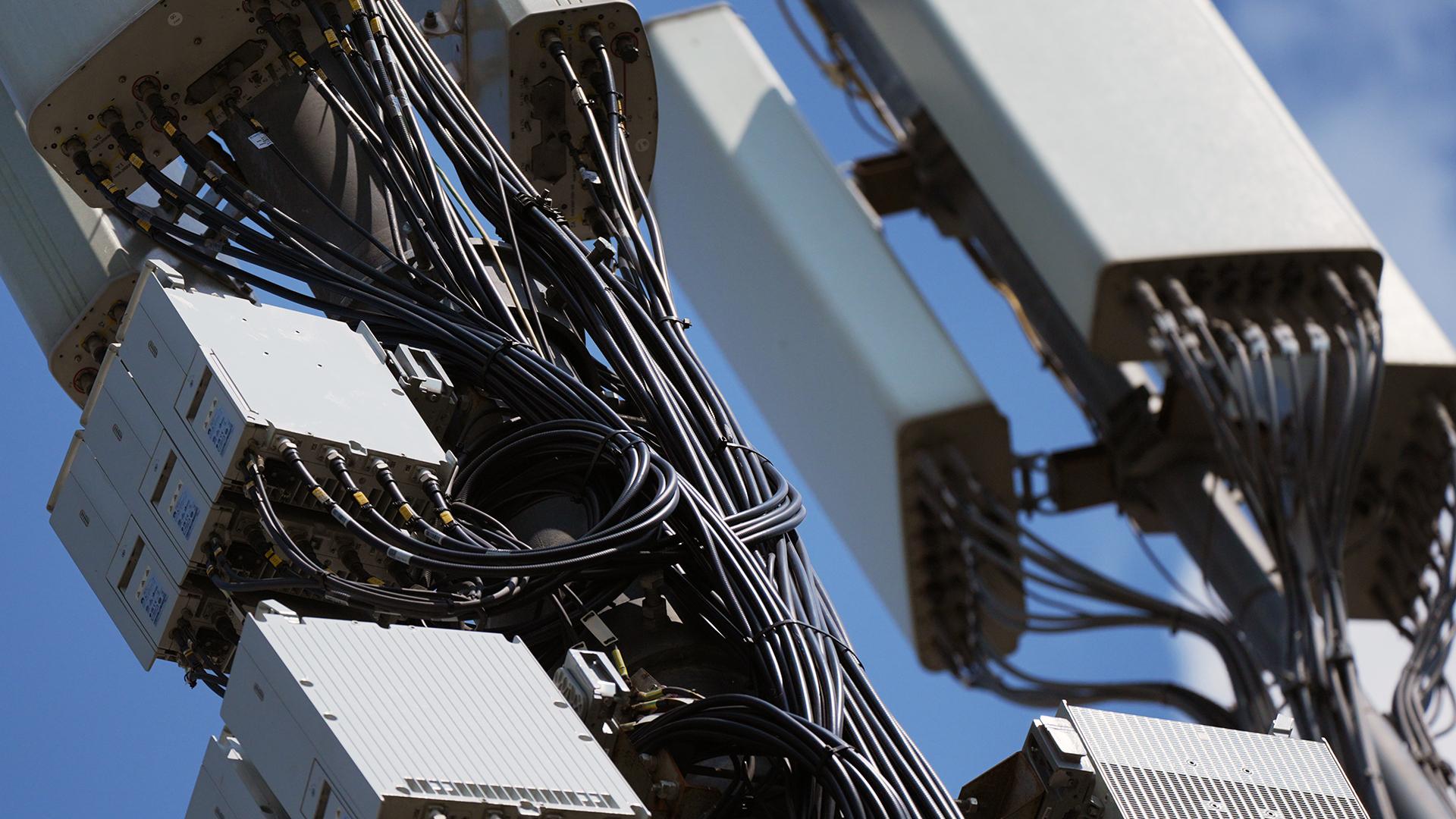 Частоты 3G частоты 5G В России планируют построить сеть 5G на частотах 3G соответствующий вопрос в октябре рассмотрит Госкомиссия по радиочастотам Для проведения работ хотят выделить полосы в диапазонах 1965 1980 МГц и 2155 2170 МГц Внедрение 5G в России тормозится много лет из за отсутствия свободных частот и необходимой инфраструктуры золотой диапазон 3 4 3 8 ГГц зарезервирован для силовых ведомств При этом участники рынка отмечают что часть 3G диапазона уже передана под сети 4G LTE rozetked me news 41463