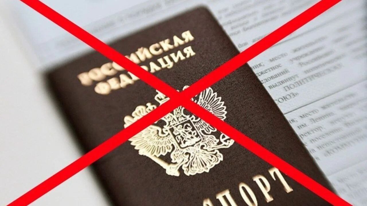 Госдума планирует ужесточить правила лишения гражданства для мигрантов, совершивших тяжкие преступления. В частности, предлагается лишать приобретенного российского гражданства за преступления против несовершеннолетних, включая сексуальное насилие, развратные действия, вовлечение в проституцию и изготовление детской порнографии. Спикер Госдумы Вячеслав Володин сообщил, что обсуждаются дополнительные статьи УК РФ, которые станут основаниями для лишения гражданства. Среди них: - Изнасилование или сексуальное насилие над ребенком 12–14 лет; - Принуждение несовершеннолетних к сексуальным действиям; - Организация детской проституции; - Распространение порнографии с участием детей; - Групповое изнасилование или действия, повлекшие заражение венерической болезнью; - Развратные действия в отношении нескольких детей; - Организация незаконной миграции; - Преступления, связанные с терроризмом или экстремизмом. Закон планируют принять до 23 июля. Ранее Госдума уже расширяла список причин для лишения гражданства, теперь его хотят дополнить новыми серьезными нарушениями. Когда читаешь подобные новости, в голову приходит только один вопрос: почему эти меры не были приняты раньше? #мигранты #гражданство #Россия #РФ