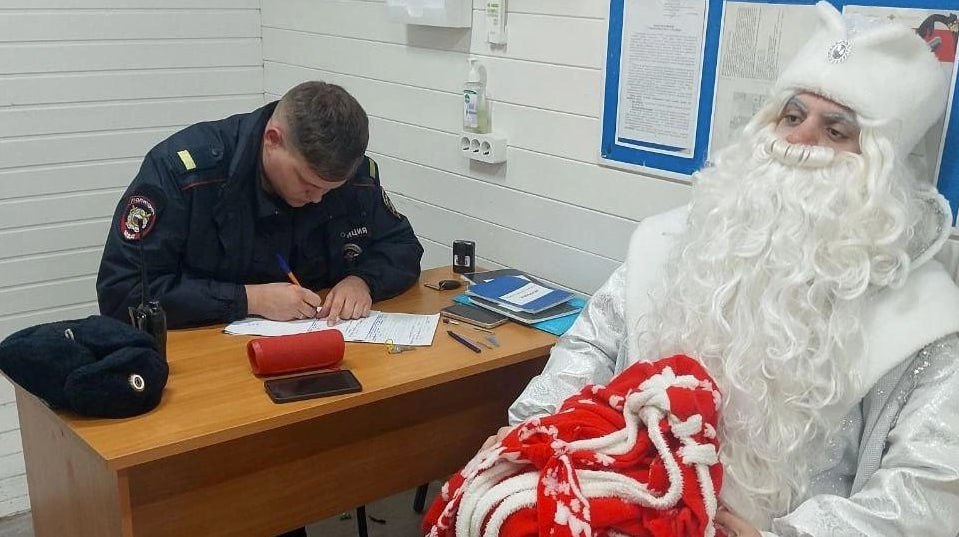 Полиция Анапы сообщила о задержании нелегального Деда Мороза Мужчина в костюме появился на Театральной площади и начал требовать с прохожих деньги за фотографию с ним на фоне новогодней инсталляции Сама конструкция была установлена за счёт городского бюджета однако самозваный Дед Мороз говорил туристам и горожанам что это его частная собственность поэтому сфотографироваться без оплаты не получится В отношении нелегального Деда составила протокол по административной статье об осуществлении предпринимательской деятельности без государственной регистрации или без специального разрешении Теперь его ждёт штраф Подписывайтесь на Подъём и выиграйте iPhone 17 Pro
