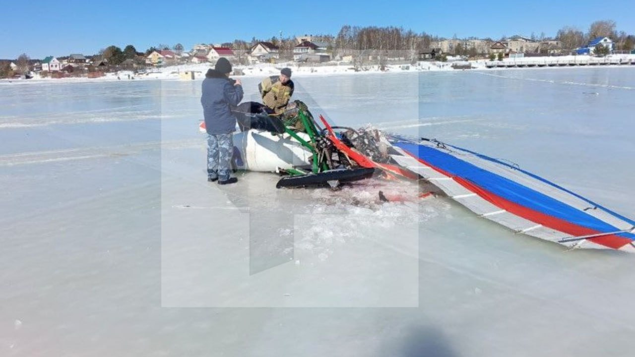 Мотодельтаплан упал на лед Омутнинского водохранилища в Кировской области.   Один человек погиб, сообщил источник РЕН ТВ. Им оказался местный житель 1963 года рождения.       Отправить новость