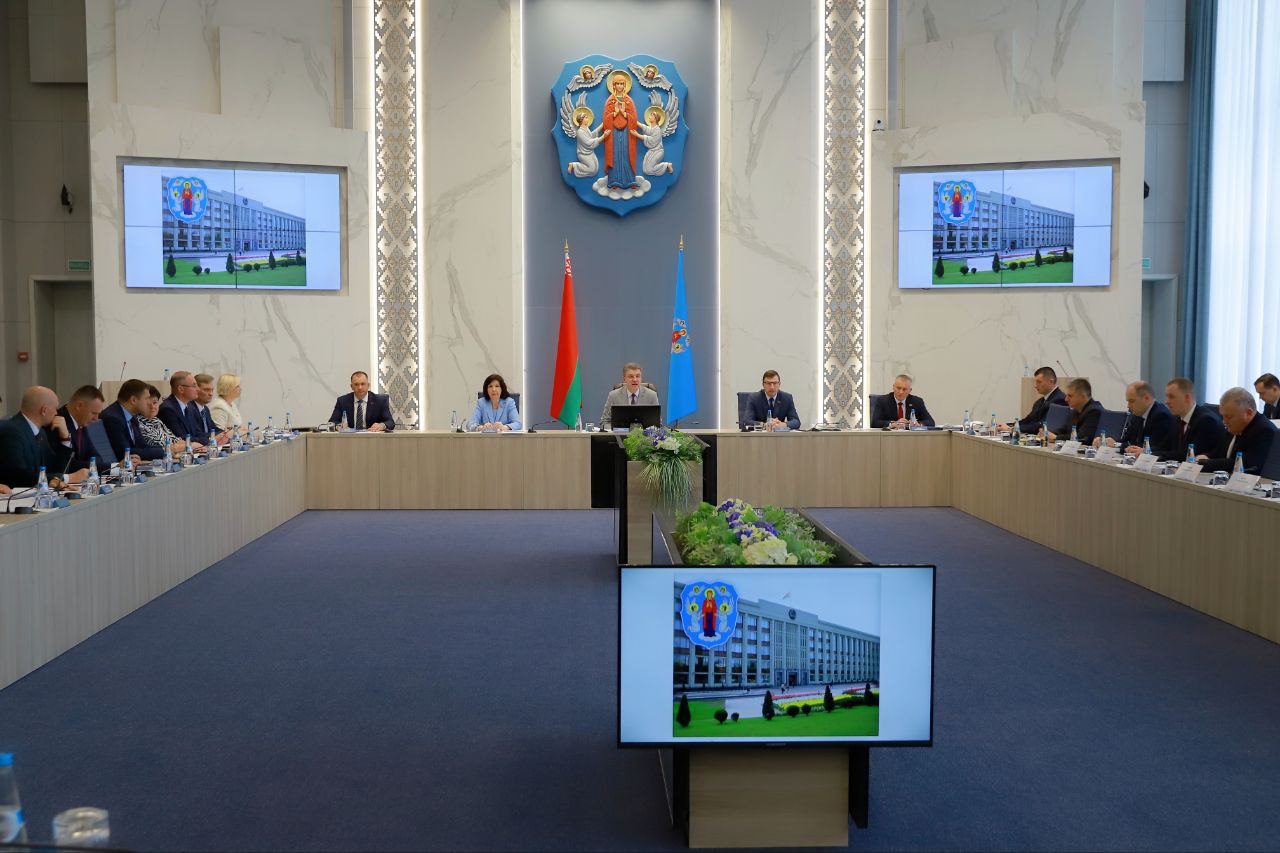 Министр внутренних дел Иван Кубраков принял участие в заседании столичного горисполкома #из_графика_министра Тема совещания - "О мерах по сокращению объемов сверхнормативного незавершенного строительства". В мероприятии также участвовали председатель Совета Республики Наталья Кочанова, помощник Президента - инспектор по Минску Юрий Фролов, глава Мингорисполкома Владимир Кухарев, начальник ГУВД Михаил Гриб и другие представители органов власти. Обсуждались механизмы воздействия на организации, допускающие нарушения сроков при возведении объектов. Спикеры доложили о количестве долгостроев и причинах, по которым они до сих пор остаются в Минске. Иван Кубраков, как уполномоченный представитель Главы государства в Минске, поручил включить в проект решения предложение об административной ответственности за долгострой с соответствующими штрафными санкциями. - Сотрудники милиции возьмут под контроль каждый объект! - подчеркнул глава МВД. - Это касается в том числе тех, которые фактически завершены, но не введены в эксплуатацию. Кроме того, подразделения БЭП проведут проверки в отношении всех субъектов строительства. Иван Владимирович акцентировал, что в рамках пятилетки качества и Года благоустройства важно обратить внимание на уровень проведения капитальных ремонтов. - Смелее говорите о существующих проблемах, и вам будет оказана необходимая помощь, - подытожил Министр.