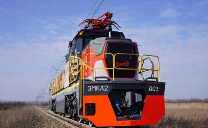 НЭВЗ сертифицировал электровоз на российских комплектующих Маневровый электровоз постоянного тока ЭМКА2 производства Новочеркасского электровозостроительного завода прошёл сертификацию по требованиям Технического регламента Таможенного союза Решение было принято по результатам испытаний опытного образца локомотива под номером 003 Применение электровозов ЭМКА2 вместо маневровых тепловозов способно значительно снизить объём вредных выбросов и шумовое загрязнение что положительно скажется на экологической обстановке на закрытых территориях вокзалов и депо Согласно предварительным расчётам это также позволит уменьшить эксплуатационные расходы на 40 60 Подробнее   Подпишись на MASHNEWS