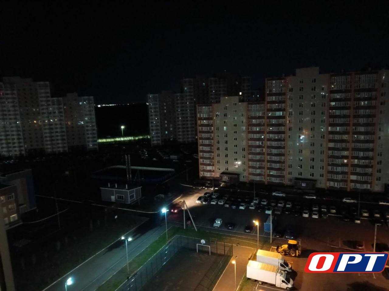 ОРТ Новости Оренбуржья ЖК «Дубки» в Оренбурге остался без света Подписчики ОРТ сообщают, микрорайон на улице Уральская остался без электричества. Свет есть только в нескольких многоквартирных домах. Главный инженер УК «Гармония», авария произошла на подстанции Береговая. Большая часть района отключена от электричества. На место выехала аварийная бригада для устранения неполадок. @