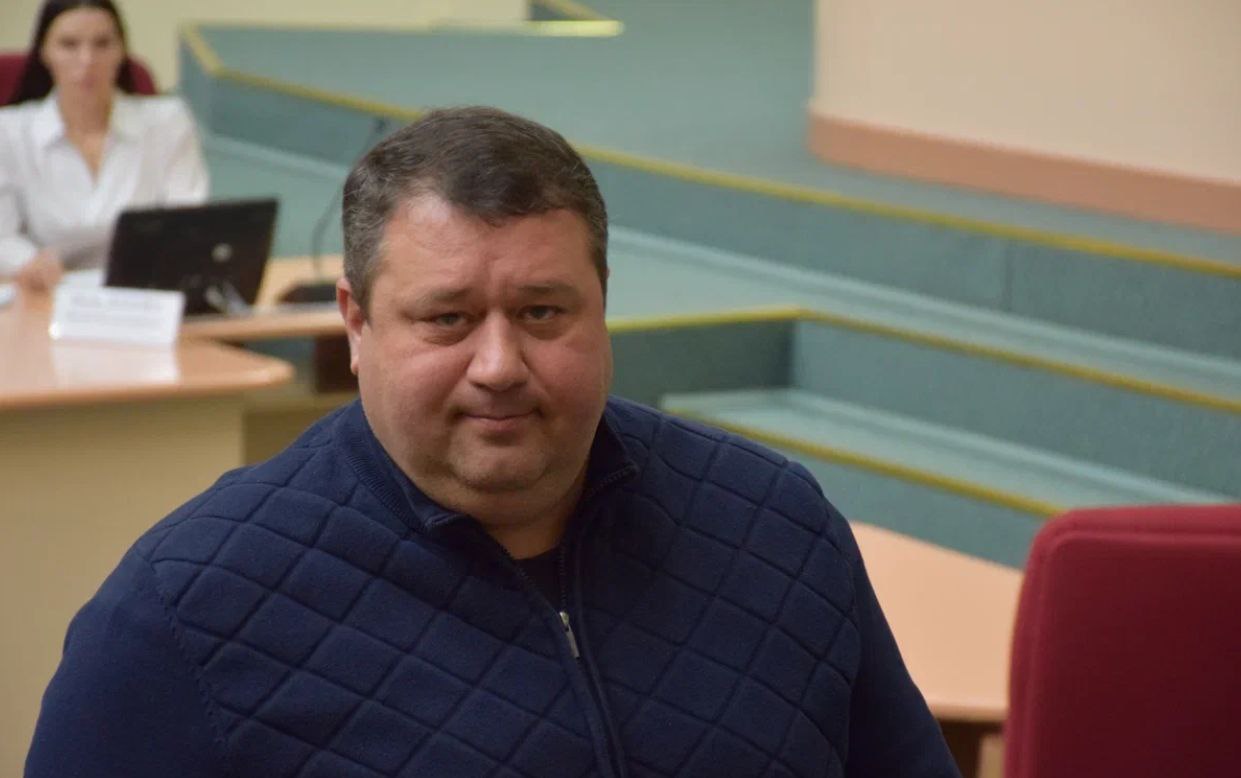 Депутат недоволен тем что судьями работают женщины детородного возраста Конкретно этим недоволен депутат Станислав Денисенко ЛДПР по его мнению женщины детородного возраста должны быть ориентированы на материнство а они идут в мировые судьи И о председателя облсуда Олег Бодров объяснил так у мужчин судей должна быть за плечами служба в армии а выпускники юридических вузов в основном получают отсрочку и не служат там У нас нет выхода кроме как заполнять вакансии красивыми прекрасными девушками ответил он Читать на сайте саратов саратовскаяобласть