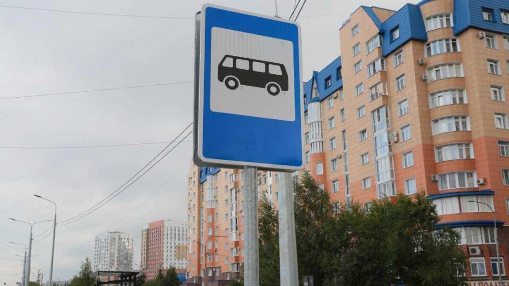 Омская мэрия требует 1 миллион рублей за незаконные объявления на остановках С начала года Управление дорожного хозяйства Омска удалило 22 000 нелегальных объявлений с остановок общественного транспорта Мэр Сергей Шелест сообщил об этом в Telegram За этот период подготовлено десятки претензий на сумму свыше 1 миллиона рублей Введение специальных досок для объявлений улучшает ситуацию но борьба с нарушителями продолжается УДХБ обслуживает 1 234 остановки которые регулярно очищаются от мусора в том числе на улицах Кирова Жукова и проспектах Мира и Космическом А вас раздражают объявления на остановках Подписаться Прислать новость