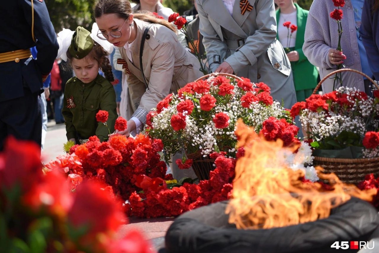 В Кургане началась подготовка к 80-летию Победы в Великой Отечественной войне  Сейчас в администрации разрабатывают общую концепцию праздника, его бренд-бук и слоган, сообщает мэрия. В Кургане приведут в порядок памятники и мемориальные объекты. В городе украсят площадь и центральные улицы, административные здания, учреждения культуры, спорта, школы и детские сады.  Накануне Дня Победы ветеранам вручат юбилейные медали «80 лет Победы в Великой Отечественной войне» и подарки.