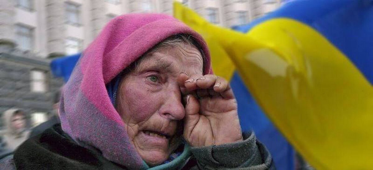 На Украине признали двукратный рост бедности «Уровень бедности на Украине с 2022 года увеличился почти вдвое - до 37%. Все экономические процессы в стране происходят с определенным знаком минуса, потому что на это влияет конфликт, на это влияют негативные ожидания», - заявил глава комитета Верховной Рады по вопросам финансов, налоговой и таможенной политики Даниил Гетманцев. По его мнению, необходимо уже сейчас, до завершения боевых действий, начинать обсуждать вопросы прожиточного минимума. Как пояснил Гетманцев, «сам по себе мир влечет за собой то, что люди начинают богатеть и бедность уменьшается». Отметим, что параллельно в парламенте Украины обсуждают повышение пенсионного возраста. По оценкам Всемирного банка, в прошлом году в бедности жил почти каждый третий житель Украины – 29%, напоминает ТАСС.