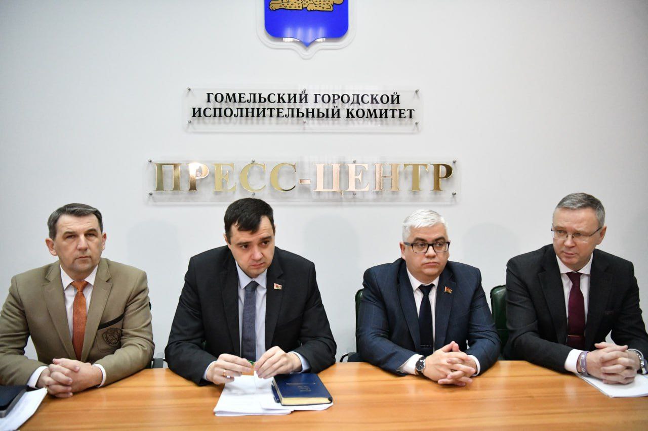 Сегодня на брифинге посвящённом Дню белорусской науки были представлены ключевые достижения учёных Гомеля и их вклад в развитие реального сектора экономики Гомеля Участники включая представителей НАН Беларуси вузов и органов власти обсудили результаты исследований и внедрения инноваций в различных отраслях от машиностроения и нефтедобычи до медицины и экологии Были отмечены значимые инновационные проекты такие как производство полимерных фильтров для очистки газа разработки в области прогнозирования костных патологий создание шумопоглощающих материалов и роботизированных комплексов Особое внимание уделили выполнению государственных программ международному сотрудничеству а также поддержке молодых учёных через гранты и конкурсы Деятельность в науке направлена на импортозамещение повышение конкурентоспособности продукции и внедрение наукоёмких технологий в производство Подписывайтесь