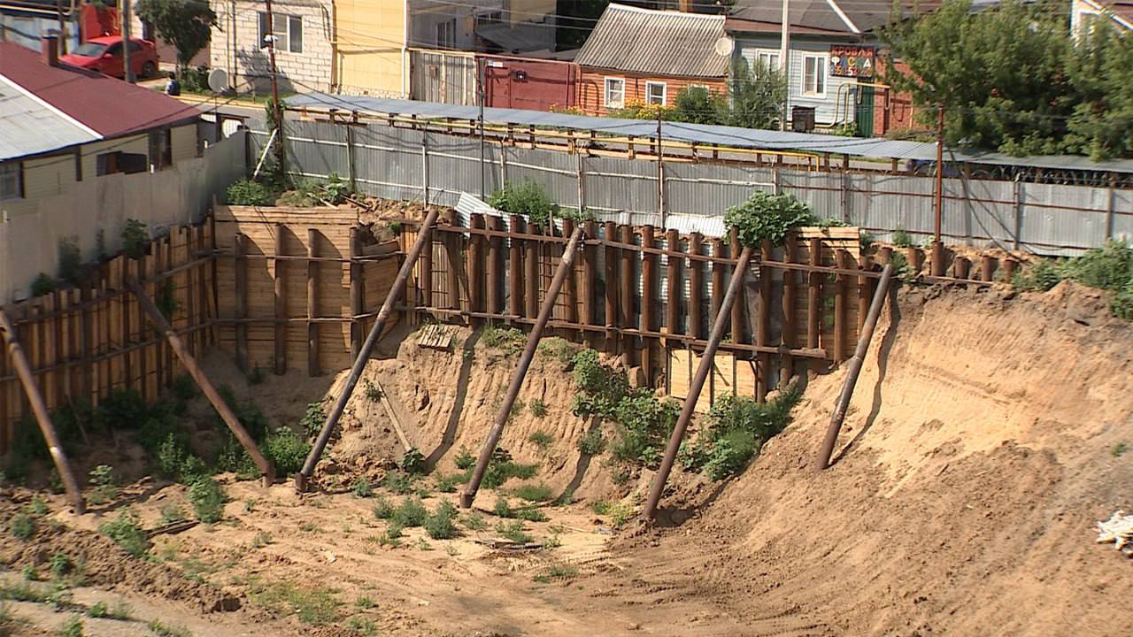 Стройку ЖК у «сползающих» домов возобновят По словам представителей компании, которая возводит жилой комплекс, ограничения на работы сняты по решению суда. Госстройнадзор, как выяснилось, тоже никаких претензий больше не имеет – недочёты исправлены. Правда, на место инспекторы не выезжали. Между тем есть иск прокуратуры, которая требует признать выданное мэрией разрешение на строительство незаконным. Тем временем застройщик начал продажу квартир – первый покупатель уже есть. Подписаться Прислать новость