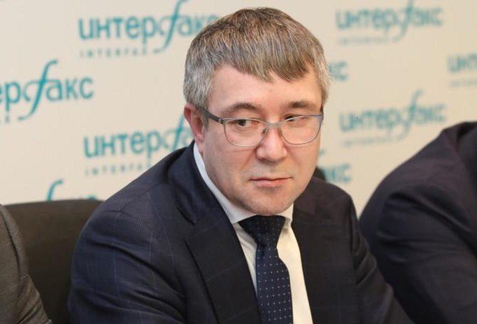 Экс председатель Комитета по развитию транспортной инфраструктуры Петербурга Александр Федотов предположительно найден мёртвым в Подмосковье Об этом сообщает источник РЕН ТВ Трагедия произошла накануне в одном из отелей рядом с аэропортом Шереметьево Тело Федотова нашли под окнами здания По нашим данным Федотов собирался лететь в Волгоград транзитом через Москву Подписаться на РЕН ТВ МАХ Отправить новость