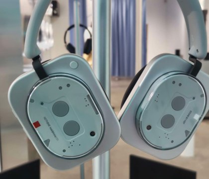 Раскрыт дизайн полноразмерных наушников Nothing Headphone 1 — нечто необычное Компания Nothing готовит к запуску свои первые полноразмерные наушники. Их уже анонсировали и пообещали, что устройство предложит топовые характеристики за адекватный прайс. Но главное, чем новинка будет завлекать покупателей, это уникальный дизайн. Читать далее