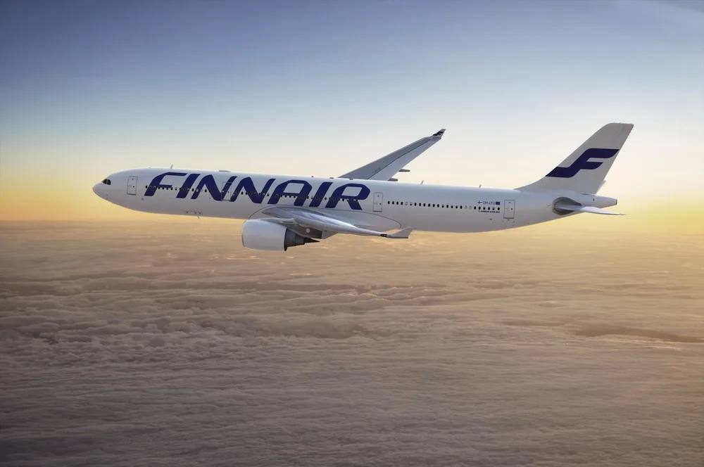 Finnair может сменить владельца: ухудшение финансов и обострение кризиса Финская авиакомпания Finnair столкнулась с системными трудностями, которые ставят под вопрос её будущее в нынешнем виде. На фоне потери ключевого транзитного маршрута через российское воздушное пространство и необходимости обновления устаревающего флота, в стране начали обсуждать возможную продажу перевозчика. Бизнес-модель Finnair была ориентирована на соединение Европы и Азии с минимальным временем в пути — за счёт полётов через Сибирь. После начала ограничений маршрутная сеть обрушилась: дальнемагистральные борта простаивают, а средний возраст узкофюзеляжного флота превышает 20 лет. Авиакомпания не располагает ресурсами для масштабного обновления или расширения. Долговая нагрузка Finnair превышает её рыночную стоимость в четыре раза. Убытки от недавней забастовки персонала оцениваются более чем в 40 млн евро. Сегодня Finnair отменит ещё 110 рейсов, что затронет около 8000 пассажиров. Финское правительство, владеющее контрольным пакетом, будет вынуждено выбирать между прямым финансированием и частичной или полной приватизацией. При этом рост оборонных и социальных расходов снижает вероятность масштабных вливаний. Официальных заявлений о продаже пока нет, однако дискуссия в политических и отраслевых кругах набирает обороты. FlightMode