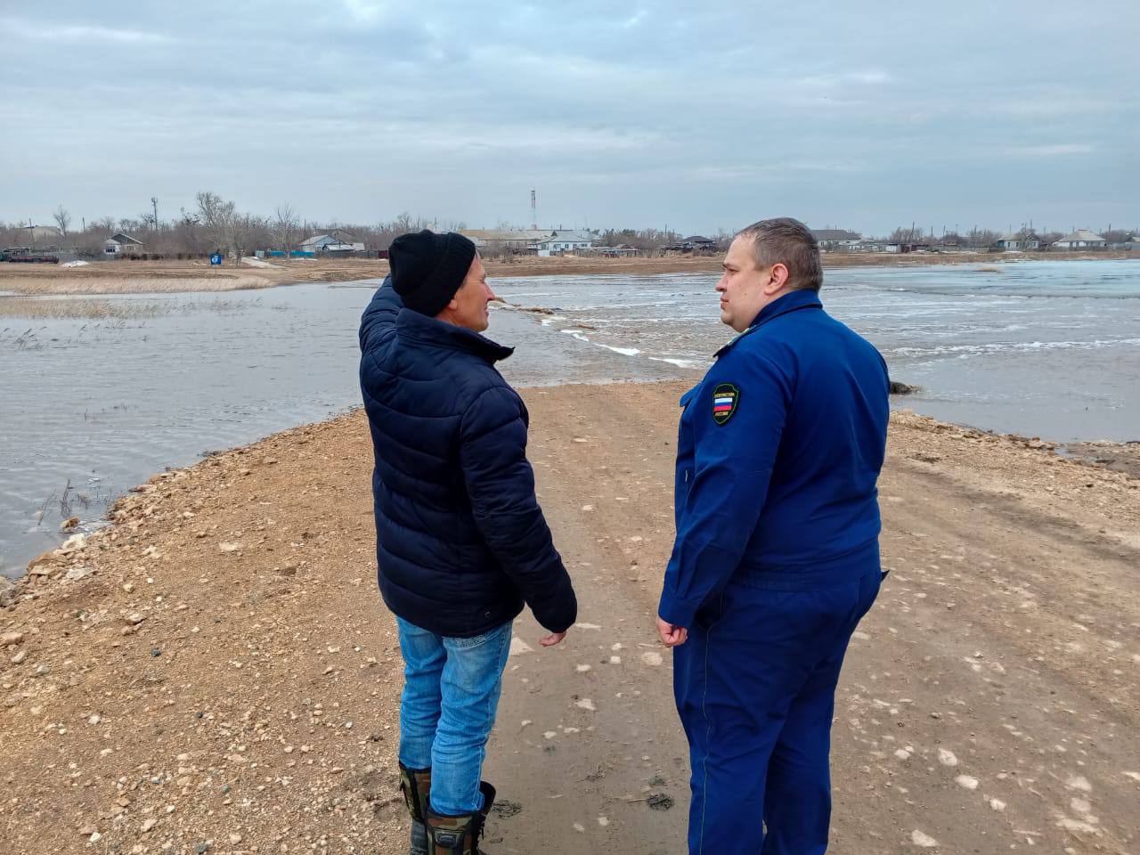 Прокуратура Брединского района держит на контроле паводковую ситуацию  Прокурор Брединского района Александр Моисеев  выехал на место разлива рек Камышлы-Аят, Синташта, Карганка, в результате чего затопило автомобильные дороги вблизи п. Княженский, Октябрьский и п. Рымникский.  В ходе обследования угрозы подтопления домовладений не установлено.   Прокурором района поставлена на контроль организация доставки продуктов питания, предметов первой необходимости в указанные населенные пункты.   В прокуратуре Брединского района организована «горячая линия» по телефону 8  35141  3-45-28.