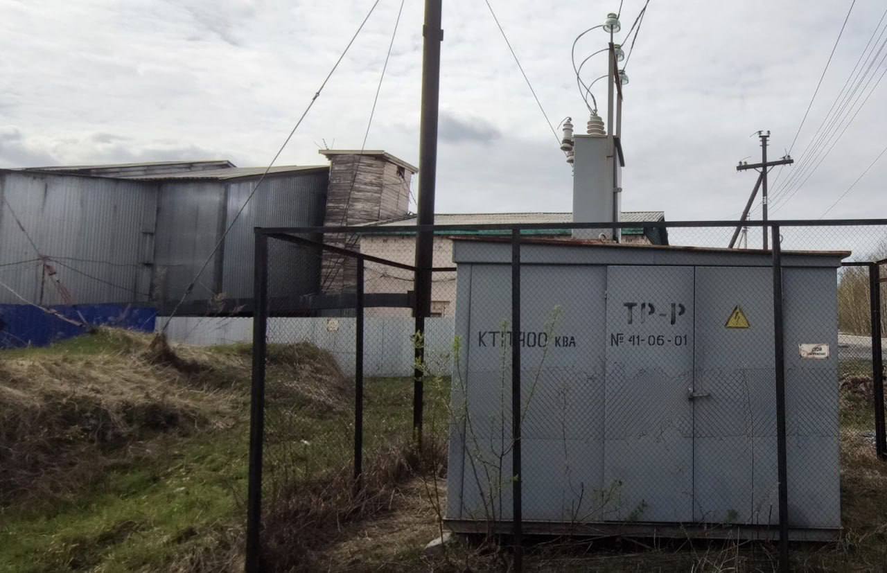Правила из будущего прокуратура помогла предпринимателю из Мотыгинского района получить разрешение на возведение электроподстанции В феврале 2025 г ООО Энергосервис и ремонт обратилось в администрацию Мотыгинского района с заявлением о выдаче разрешения на строительство электроподстанции Однако вместо долгожданного добро предприниматели получили отказ Чиновники сочли поданные документы не соответствующими закону Компания решила не тратить время на споры и обратилась за защитой своих интересов в прокуратуру Проверка показала администрация нарушила сроки рассмотрения заявления Чиновники отказали по двум причинам отсутствие технологического подключения и наличие ранее выданного разрешения от другого ведомства Прокуратура установила что на момент подачи заявления действующие правила не предусматривали таких требований Администрация пыталась руководствоваться нормами которые еще даже не вступили в силу словно заглядывая в правила из будущего Прокурор внес представление главе районной администрации Как итог чиновники пересмотрели свое решение и ООО Энергосервис и ремонт получило долгожданное разрешение на размещение объекта линии электропередач трансформаторные подстанции распределительные пункты и возможность законно пользоваться энергообъектом Сайт Тelegram ВК
