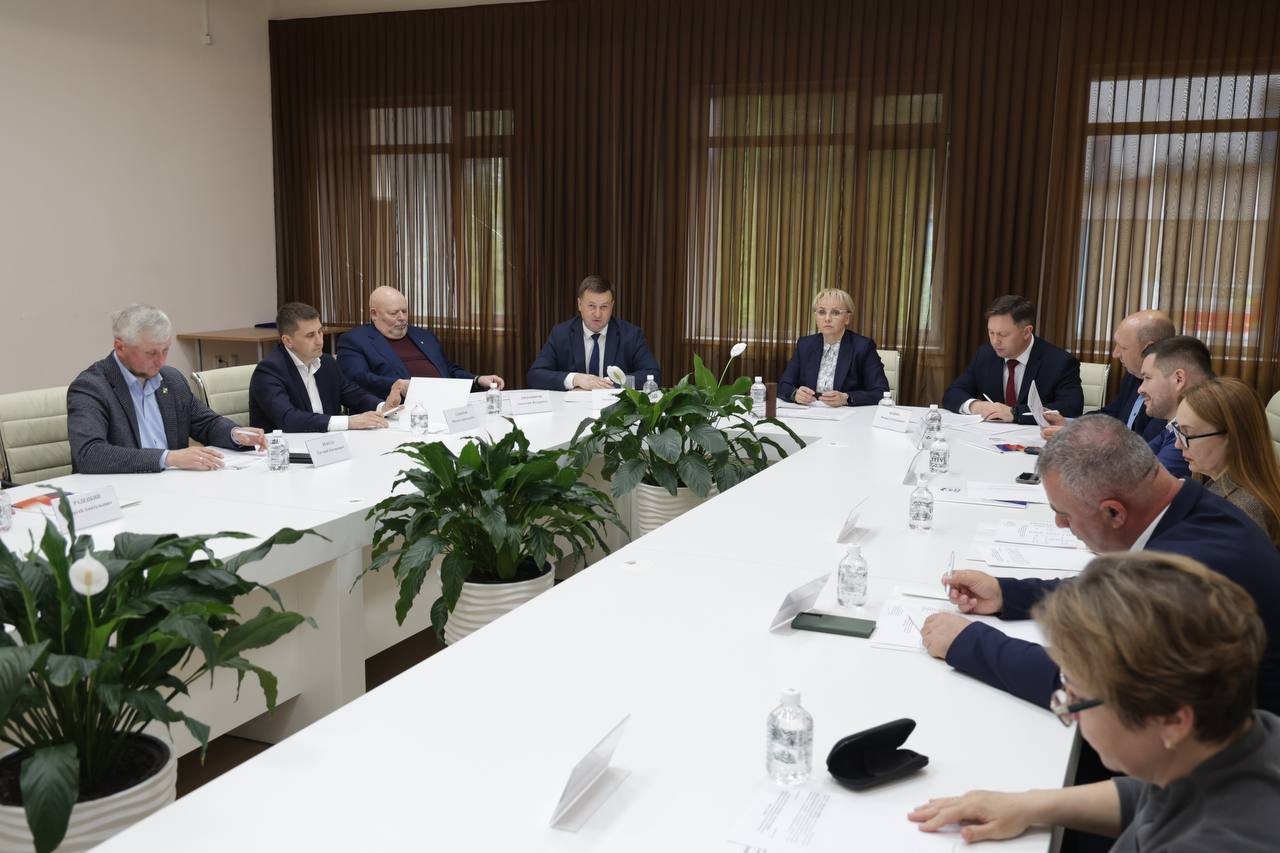 «Единая Россия» определит своего кандидата на выборы губернатора ЕАО из трех претендентов Президиум Регионального политсовет партии утвердил три кандидатуры на предварительное голосование для последующего выдвижения от «Единой России» кандидатом на должность губернатора ЕАО. В список вошли кандидатуры секретаря регионального отделения партии «Единая Россия», врио губернатора ЕАО Марии Костюк, секретаря первичного отделения № 5 города Облучье, первого заместителя главы администрации Облученского городского поселения Данилы Скибинского и генерального директора НКО-Фонда «Инвестиционное агентство ЕАО», руководителя центра «Мой бизнес ЕАО» Михаила Юркина. Как сообщили в региональном исполкоме, в рамках внутрипартийной процедуры кандидаты встретятся с секретарями первичных и местных отделений в регионе. В дальнейшем кандидатура от партии будет выдвигаться на региональной партийной конференции. Подпишись