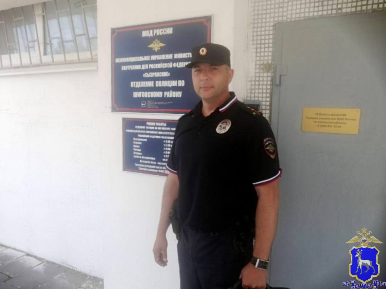 В Самарской области сотрудники полиции задержали подозреваемого в краже чужого имущества Имея доступ к строительному вагончику, злоумышленник похитил хранящийся там ноутбук и попытался сбыть жителю соседнего села. Подробнее… На фото : участковый уполномоченный полиции МУ МВД России «Сызранское» капитан полиции Камиль Аксянов.