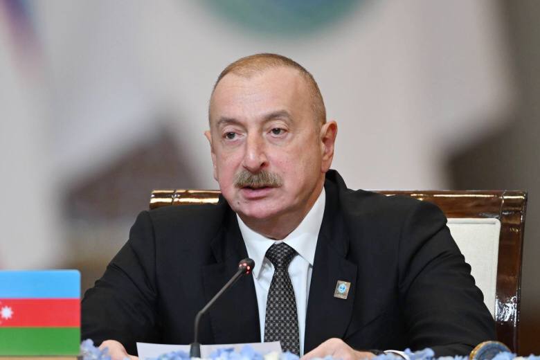 Алиев призвал ускорить работу по возвращению изгнанных азербайджанцев в Армению Президент Азербайджана заявил что настало время активизировать усилия по обеспечению возвращения азербайджанцев насильственно изгнанных из Армении По его словам право на возвращение закреплено во Всемирной декларации прав человека Международном пакте о гражданских и политических правах Конвенции о статусе беженцев и ряде других международных документов и должно быть реализовано Алиев подчеркнул что этот процесс должен включать не только возвращение людей на их родные земли но и восстановление культурного наследия духовной преемственности и исторической памяти В этой работе отметил он важно участие международного сообщества включая специализированные структуры ООН