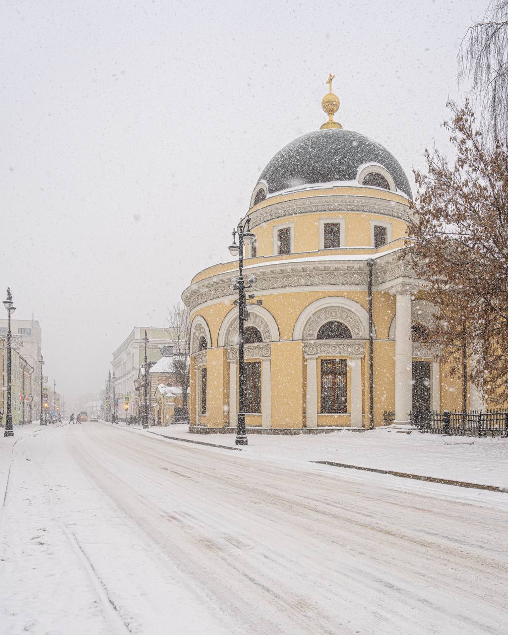 Церковь иконы Божией Матери Всех скорбящих Радость на Большой Ордынке Каменный храм построили в 1683 1685 годах а в 1688 году он стал хранить чудотворную икону Всех скорбящих Радость В XVIII веке добавили трапезную и трёхъярусную колокольню по проекту Василия Баженова После пожара 1812 года храм перестроили в стиле русского классицизма с ротондой куполом и ионическими колоннами 1831 1836 проект Осипа Бове В 1930 е церковь закрыли но интерьер сохранился благодаря использованию как хранилище Третьяковской галереи Освятили вновь в 1948 году в 1950 е сформировался сильный московский православный хор Сегодня храм памятник федерального значения ул Большая Ордынка 20 стр 10 Москва elena krizhevskaya Прислать свои фотографии