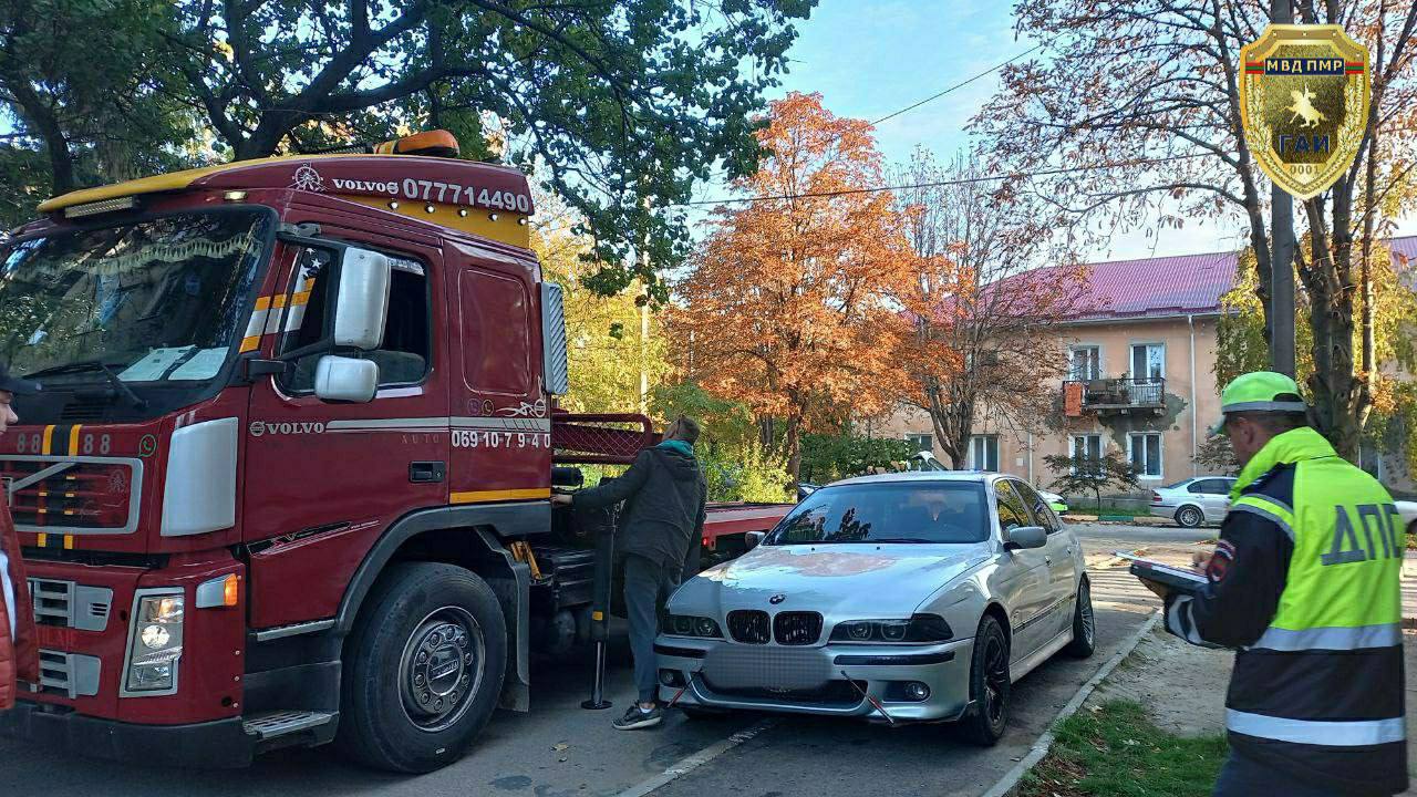 Нарушителей парковки – к ответственности   Во вторник, 29 октября, на улицах города Дубоссары появился эвакуатор. С ним экипаж ГАИ. Инспекторы проверяли те участки дорог, где водители оставляют автомобили, игнорируя запрещающие остановку и стоянку знаки.  За время рейда к админответственности привлекли трёх водителей. Все заплатили штраф 184 рубля ПМР  п. 3 ст. 12.20 КоАП ПМР . Также нарушители заплатили за выезд эвакуатора, вызванного для перемещения транспортных средств на специальную штрафстоянку в соответствии с п 1 ст. 28.13 КоАП ПМР.   Два автолюбителя успели забрать машины до приезда эвакуатора. Водителю «БМВ» повезло меньше всех. Он заплатил не только за вызов эвакуатора, но и за перемещение и хранение иномарки на штрафплощадке.   ГАИ напоминает: соблюдение правил дорожного движения – это забота о безопасности всех участников движения. Будьте внимательны и дисциплинированны на дорогах!     Пресс-центр МВД ПМР