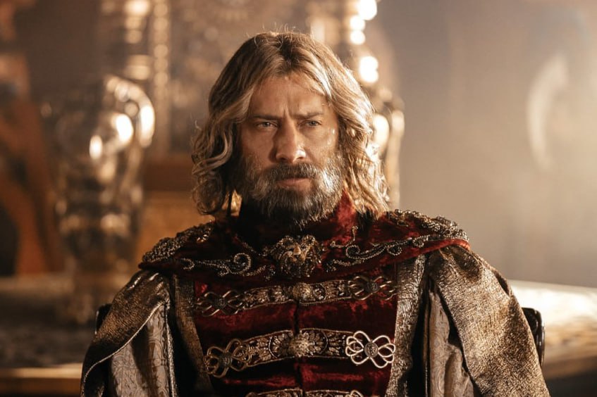 Сказка о царе Салтане режиссера Сарика Андреасяна собрала более миллиарда рублей за девять дней в прокате Это фэнтезийный фильм основанный на сказке Александра Пушкина Главные роли исполнили Павел Прилучный Салтан Елизавета Моряк царица и Алексей Онежен Гвидон Это пятый фильм cборы которого преодолели данную отметку в России в 2026 году Ранее больше миллиарда рублей собрали Чебурашка 2 Простоквашино Буратино и Горничная Больше новостей в Daily News