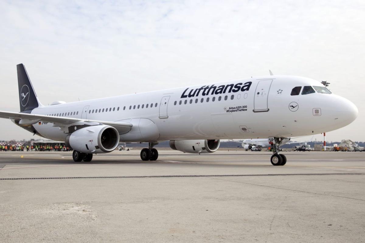 Airbus A321 авиакомпании Lufthansa 10 минут летел без управления Airbus A321 авиакомпании Lufthansa, выполнявший рейс LH1140 из Франкфурта в Севилью, был вынужден совершить внеплановую посадку в Мадриде после того, как второй пилот потерял сознание, находясь один в кабине. Инцидент произошёл 17 февраля 2024 года, но его подробности были опубликованы только недавно. По данным комиссии по расследованию авиационных происшествий Испании CIAIAC , капитан покинул кабину ненадолго, и в этот момент второй пилот внезапно потерял сознания. Самолёт продолжал полёт на автопилоте, при этом второй пилот, находясь без сознания, непроизвольно воздействовал на органы управления — это продолжалось почти 10 минут. Капитан пытался попасть в кабину, вводя обычный и затем аварийный код доступа, но дверь в итоге была открыта пришедшим в себя вторым пилотом. Сообщается, что второй пилот был бледен, покрыт потом и дезориентирован, после чего бортпроводники оказали ему первую помощь. Капитан принял решение об экстренной посадке в Мадриде, где второго пилота госпитализировали. Инцидент вызвал новый виток обсуждения обязательного присутствия в кабине двух человек. После катастрофы рейса Eurowings 9525 в 2015 году это правило рекомендовалось к повсеместному внедрению. Lufthansa сначала соблюдала это правило, но затем отказалась. Теперь к его возвращению призывает авиационная комиссия Испании. AviaNews