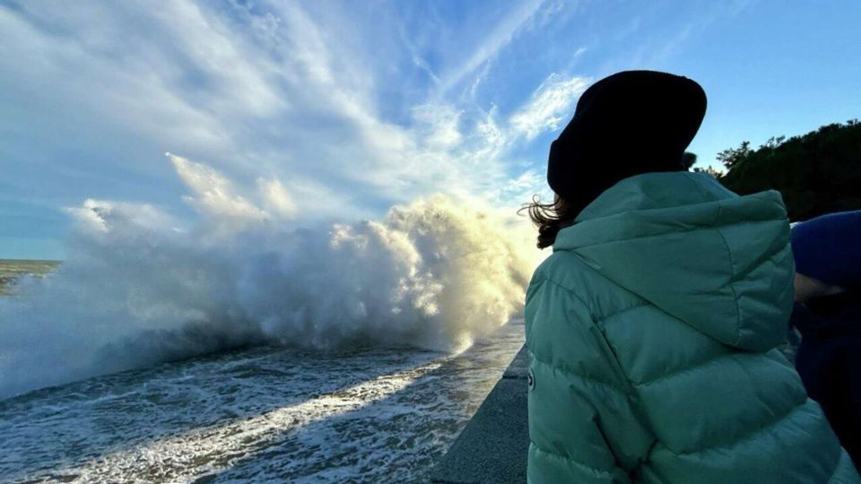 Мощный шторм в Ялте подтоплены семь домов СИМФЕРОПОЛЬ 11 янв РИА Новости Крым В Ялте подтопило территории и повалило деревья а на набережную обрушились мощные волны О последствиях непогоды сообщила глава администрации Янина Павленко Она уточнила что в регионе только за вчера выпало 27 мм осадков на Ай Петри 65 мм Службы города и МЧС работают в усиленном режиме С начала штормового в ЕДДС Ялты поступило 1063 обращения Упало два дерева одно уже убрали рухнула подпорная стена ограждена планируются восстановительные работы произошло подтопление по семи адресам по трем последствия ликвидировали по четырем ведутся работы экстренно прочищены три ливневки и зафиксирована одна авария электроснабжения восстановлено написала она в Telegram Подробнее