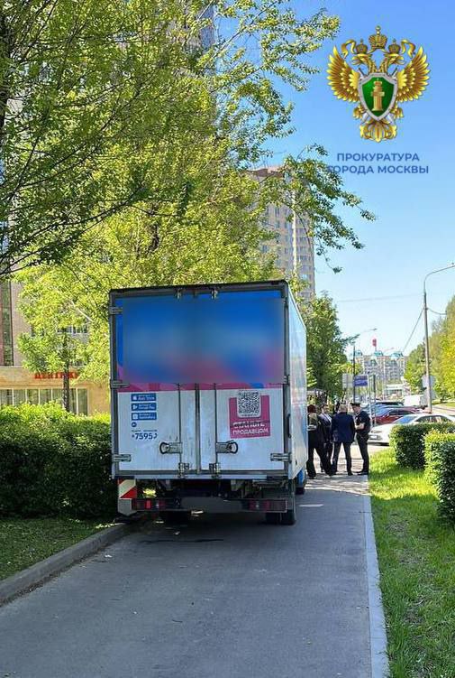 В Зеленограде водитель «Газели» ехал по тротуару задним ходом и насмерть сбил 52-летнюю женщину.