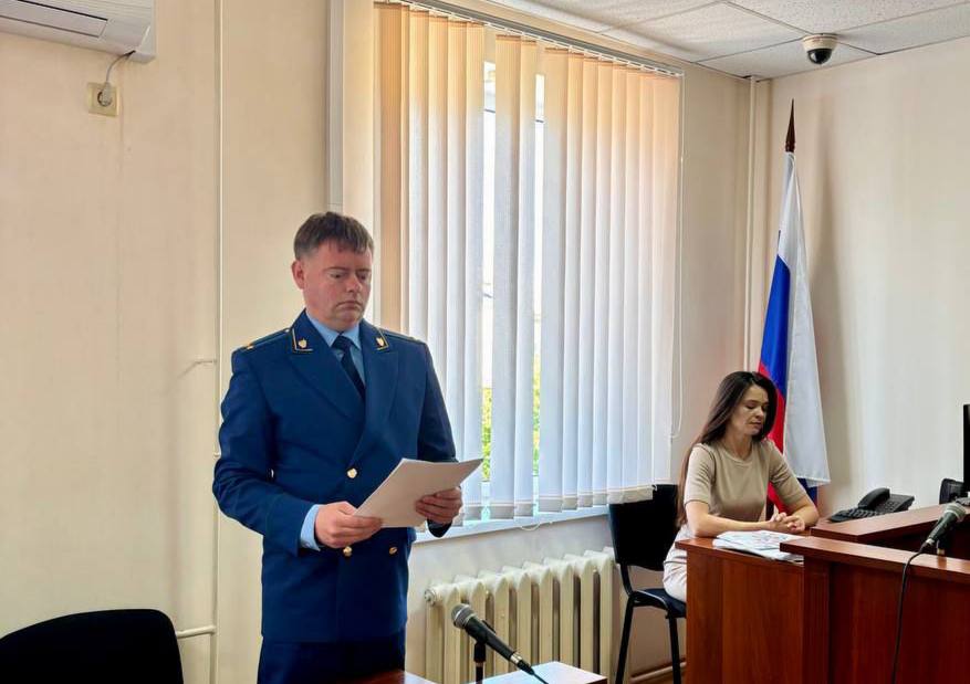 В Крыму вынесли приговор мужчине, по вине которого произошёл пожар в Карадагском заповеднике Напомним, в середине июля 2024 года в Коктебеле мужчина проводил работы с использованием шлифовальной машины. Из-за искр загорелась сухая растительность и огонь распространился на территорию лесного массива в границах государственного природного заповедника регионального значения Республики Крым «Карадагский» общей площадью более 40 гектар. Сумма причиненного заповеднику ущерба составила более 38 млн рублей. «Суд приговорил осужденного к наказанию в виде 2 лет лишения свободы условно с испытательным сроком на аналогичный период», - сообщили в прокуратуре Крыма. Фото: прокуратура Крыма