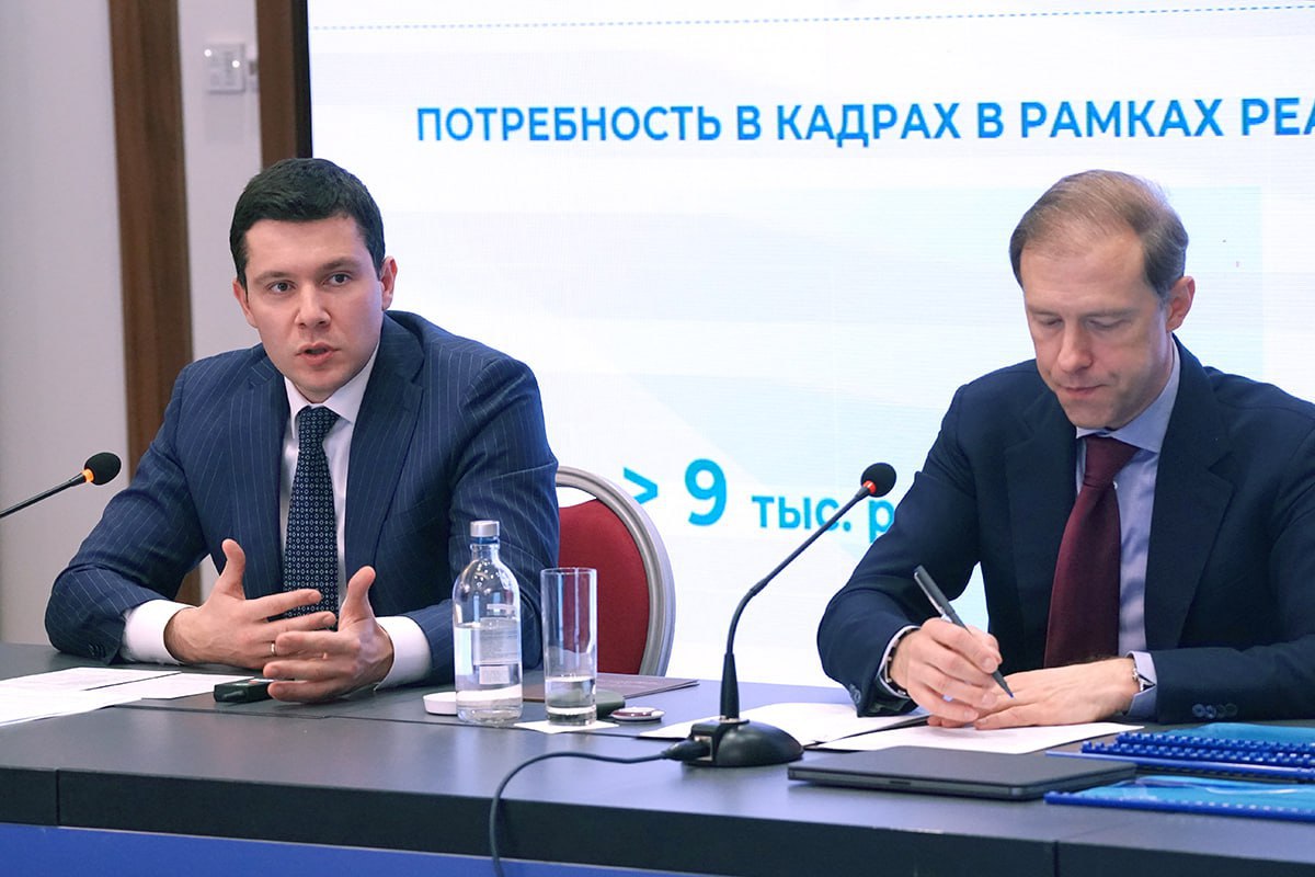 Мантурова исключили из совета директоров "Газпрома". Глава Минпромторга Антон Алиханов и министр энергетики Сергей Цивилев вошли в совет директоров "Газпрома", заменив в нём Николая Шульгинова и Дениса Мантурова. Остальные члены совета сохранили свои места на ближайшие три года, Виктор Зубков также остался председателем. Переизбраны были глава "Газпрома" Алексей Миллер, его заместитель Виталий Маркелов, глава Газпромбанка Андрей Акимов, ректор СПбГУ Игорь Максимцев, ректор РГУ нефти и газа имени И. М. Губкина Виктор Мартынов, первый замгендиректора ООО "Газпром экспорт" Михаил Середа и вице-премьеры Александр Новак и Дмитрий Патрушев. ™ МашТех