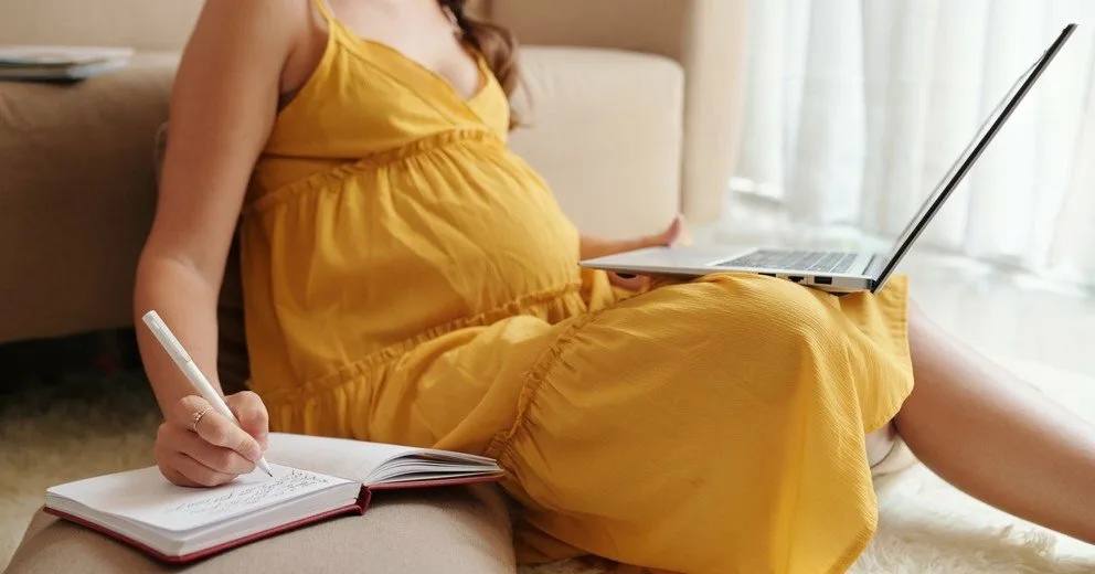 Средний возраст в котором женщины в России рожают первого ребёнка сейчас составляет примерно 31 год Об этом сообщил академик РАН Геннадий Онищенко Такой показатель близок к уровню Европы где в среднем рожают первенца в возрасте 32 34 лет Кубанские Новости   Мы в MAX