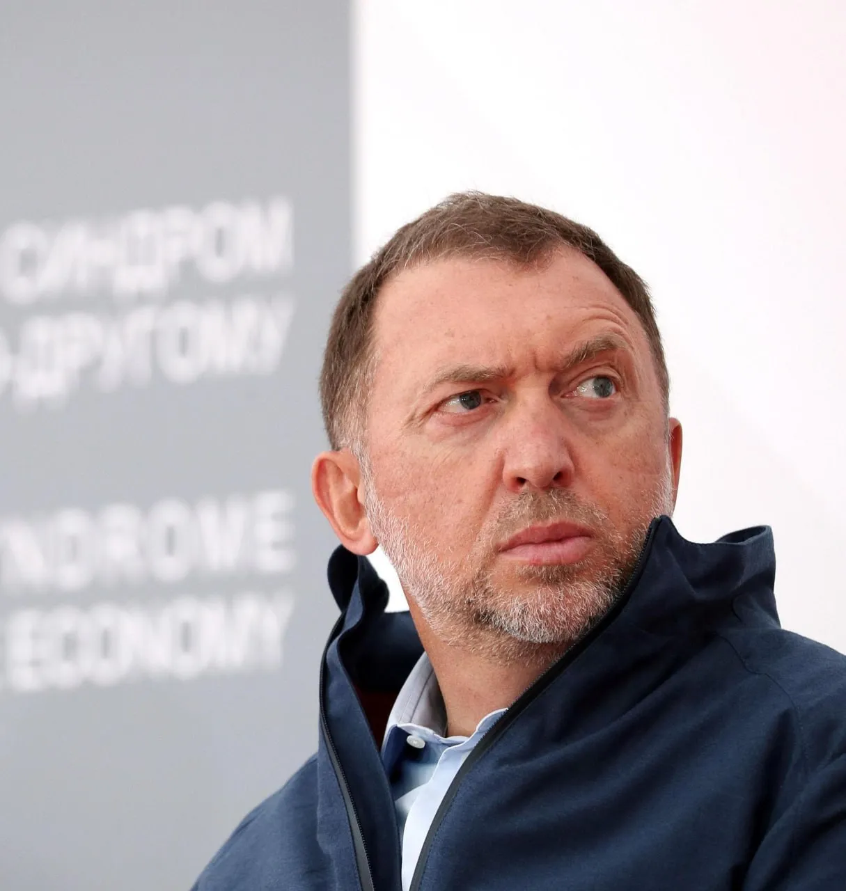 Миллиардеру Олегу Дерипаски удалось вернуть себе изъятый государством гостиничный комплекс Имеретинский в Сочи Во втором квартале 2026 года ООО РогСибАл возобновит деятельность отеля Имеретинский на 196 номеров и 1 1 тыс апартаментов расположенного на федеральной территории Сириус сообщает Коммерсантъ со ссылкой на данные из бухгалтерской отчетности ООО Имеретинская Ривьера которое выступает учредителем РогСибАл Конечным бенефициаром этих юрлиц выступают структуры владельца холдинга Базэл миллиардера Олега Дерипаски РогСибАл потерял отель Имеретинский в 2022 году Основанием для обращения гостиничного комплекса в доход государства стало решение Хамовнического районного суда Москвы по иску заместителя генпрокурора в интересах РФ вынесенное в сентябре 2022 года Также в начале сентября Арбитражный суд Кубани по иску ФТ Сириус к ООО Имеретинская Ривьера расторг договоры аренды в отношении 14 участков общей площадью 5 2 га В январе 2023 года в силу вступило решение Арбитражного суда Краснодарского края удовлетворившего иск администрации Сириусу к ООО РогСибАл и расторгнувшего договоры аренды 30 участков общей площадью более 13 8 га в грузовом районе порта Сочи В 2024 году дело развернулось в пользу РогСибАл Тогда Хамовнический районный суд столицы восстановил права собственности на ряд объектов в комплексе Имеретинский суммарной площадью 54 6 тыс кв м со сроком передачи недвижимости в январе 2025 года говорится в материалах дела Сторонам удалось договориться по условиям соглашения Сириус обязался вернуть компании семь корпусов прибрежного квартала и парковки а РогСибАл предоставил федеральной территории имущественное право выкупа этих активов в приоритетном порядке если они будут проданы  Читайте ЖБЗ в МАХ Дзен