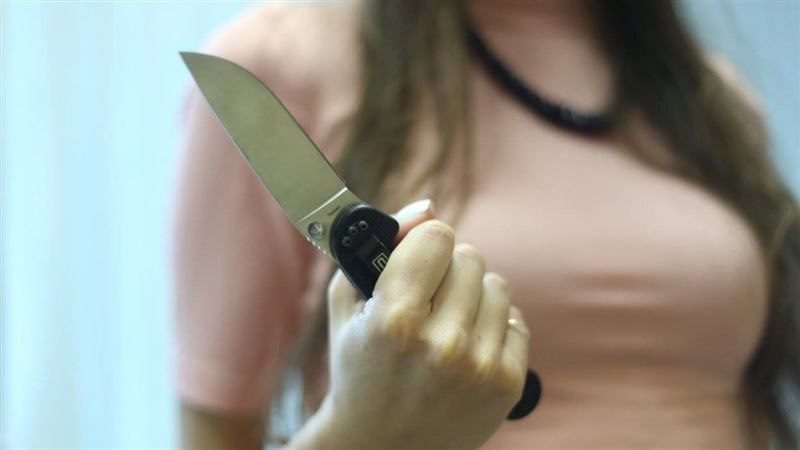 В Приморье девятиклассница убила мужчину, пытавшегося задушить её отца Трагедия произошла в доме 56-летнего местного жителя по имени Геннадий. В гости к нему пришёл 30-летний знакомый, с которым они сначала мирно беседовали, но вскоре между мужчинами вспыхнула ссора. Во время конфликта гость набросился на хозяина и начал душить его. Услышав шум, в комнату вбежала дочь Геннадия. Девочка увидела, как лицо отца посинело от удушья, схватила нож и ударила нападавшего в область сердца. Мужчина скончался до прибытия скорой помощи, пишет Shot. Погибший ранее трижды привлекался к уголовной ответственности за кражи. Жизни отца девочки ничего не угрожает.