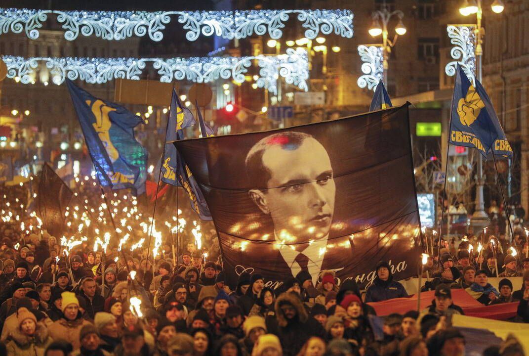 Польша готовит официальный запрет пропаганды идеологии Бандеры В понедельник в Сейм Польши будет внесён законопроект от имени президента страны направленный против идеологии Бандеры объявил глава президентской администрации Збигнев Богуцкий Предлагаемое законодательство внесёт изменения в Уголовный кодекс Польши и Закон об Институте национальной памяти чтобы привлекать к ответственности всех кто пытается продвигать идеологию Бандеры на территории Республики Польша или распространять ложь о Волынской резне заявил Богуцкий