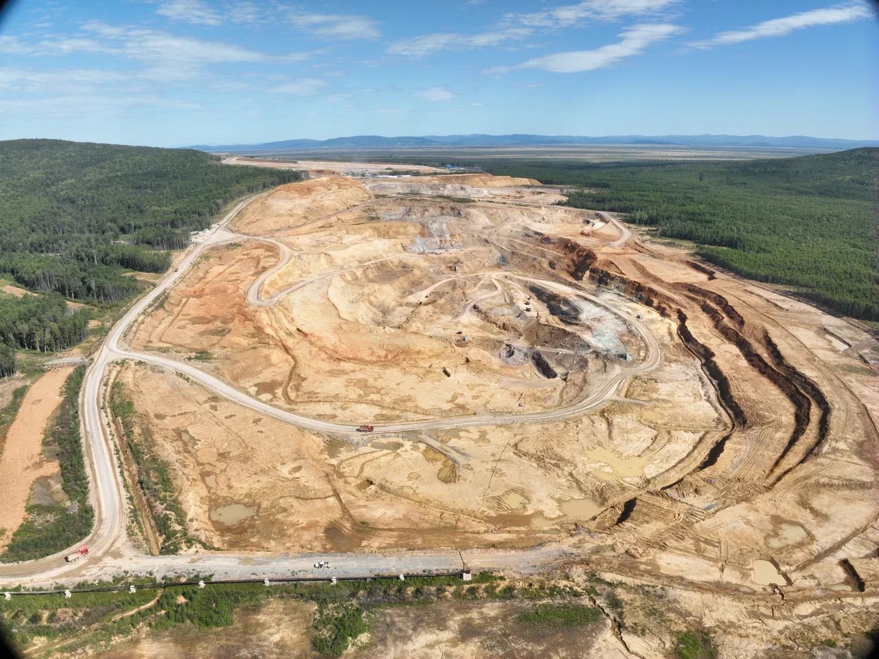 Хабаровский край в 2025 году добыл 34 4 т золота Губернатор Хабаровского края Дмитрий Демешин сообщил о рекордных результатах горнодобывающего комплекса региона По итогам 2025 года добыча золота достигла 34 4 тонны что на 22 4 выше уровня предыдущего года По данным озвученным на стратегической сессии с участием представителей отрасли по информации PROkhab ru также зафиксирован рост по другим металлам олово в концентрате 3 5 тыс т 42 г г медь в концентрате более 210 тыс т рост в 4 3 раза Горнодобывающий сектор остаётся одним из ключевых драйверов экономики региона его вклад оценивается в 12 ВРП а доля налоговых поступлений от отрасли достигла 21 4 Власти связывают дальнейший рост с реализацией крупных проектов включая развитие объектов на Малмыжском Правоурмийском и Кутынском месторождениях а также запуск новых мощностей переработки ИтогиРегионов ХабаровскийКрай Золото Олово Медь