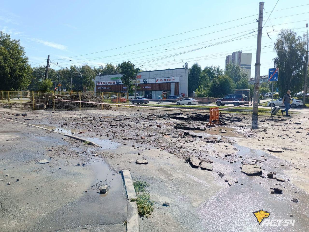 Трубу прорвало на Блюхера около 12:00, от взрыва куски асфальта разлетелись в припаркованные рядом автомобили    Кадрами поделилась читательница НГС. На месте аварии работают сотрудники СГК