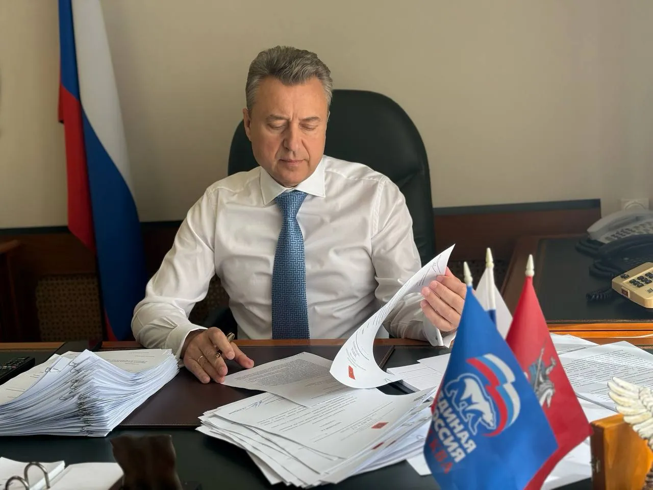 Осторожно мошенники маскируются под государство В чем уловка Мошенники берут на вооружение официальные и знакомые названия Такая вывеска создает ложное чувство защищенности Но за ней скрывается обычная финансовая пирамида не имеющая к госуслугам никакого отношения Так одна из московских организаций занималась привлечением денег граждан под видом инвестиций Они назвались как известный бренд Москвы который у всех на слуху и ассоциируется с надежностью и государством Первые выплаты пайщикам действительно делали за счет денег новых вкладчиков а потом платежи прекратились В мою приемную обратилась москвичка потерявшая 5 млн рублей из за вложений в эту структуру В 2023 году было возбуждено уголовное дело о мошенничестве в особо крупном размере ч 4 ст 159 УК РФ Одному из подозреваемых предъявили обвинение и избрали меру пресечения в виде домашнего ареста Однако другие обвиняемые до сих пор не допрошены они проходят по делу как неустановленные соучастники Заявительница начала сама собирать доказательства поскольку в течение трех лет местонахождение указанных лиц и их имущества не было установлено Но фото и аудио не приняли к сведению информации интересующей орган предварительного следствия не установлено На основании жалобы пострадавшей на волокиту ненадлежащее расследование и нарушение прав я обратился в прокуратуру Нарушения сроков признаны дело передано в Главное следственное управление Москвы Расследование продолжается История не закончена пока виновные не ответят по закону
