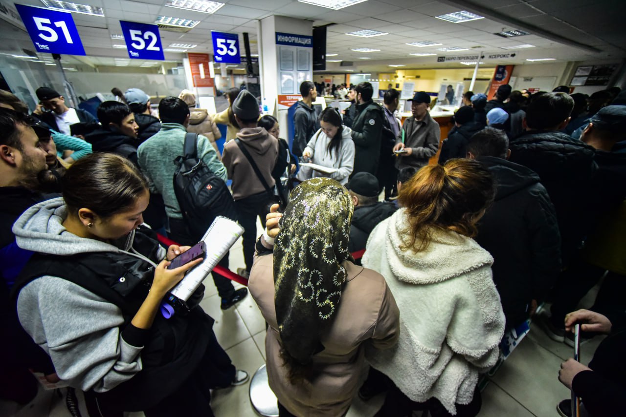 Мигрантов начнут адаптировать к жизни в России в специальных центрах. Иностранцев будут обучать российским традициям и навыкам «адекватного поведения».  Центры заработают в ближайшие дни в пяти регионах, испытывающих миграционную нагрузку. Затем такие учреждения хотят создать во всех субъектах России.   «Некоторые регионы стараются решать [проблему с мигрантами] через точечные инициативы: курсы русского языка, консультации, создание специализированных центров поддержки. Однако в большинстве субъектов РФ адаптационная работа либо полностью отсутствует, либо носит фрагментарный характер, часто сводящийся только к контролю за соблюдением миграционного законодательства и оформлению документов», — описал текущую ситуацию один из экспертов в интервью «Известиям».