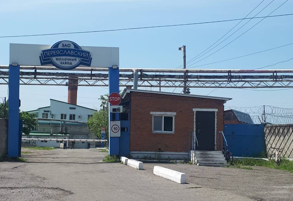 В районе имени Лазо прокуратура проводит проверку в связи с несчастным случаем на территории комбината в п. Переяславка Предварительно установлено, что 17 июня 2025 года при исполнении должностных обязанностей в складском помещении погиб сотрудник ООО «Молочный комбинат «Переяславский» в п. Переяславка. Обстоятельства и причины произошедшего устанавливаются. Надзорным ведомством организована проверка, в ходе которой будет дана оценка соблюдению требований охраны труда и техники безопасности на предприятии. Ход и результаты проверки, проводимой правоохранительными органами, поставлены на контроль прокуратуры.