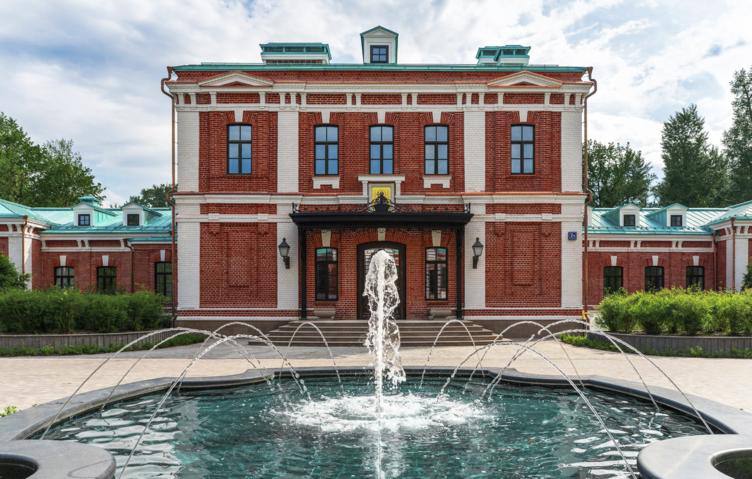 В Москве выставлена на продажу самая дорогая городская усадьба в Орлово Давыдовском переулке площадью 5 тысяч квадратов на участке 2 гектара за 9 млрд рублей Внутренняя отделка потребует ещё около 3 3 млрд рублей