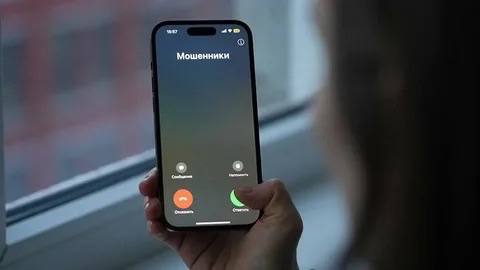 Мошенники стали звонить в банки чтобы заблокировать чужие карты Злоумышленники звонят в банки и представляются клиентами сообщая о якобы утерянном телефоне Они требуют немедленно заблокировать карты но на самом деле это карты других людей После блокировки преступники связываются с настоящими владельцами и говорят что их счёт заморожен Если жертва не выполняет требования мошенники начинают угрожать родственникам или даже обращаются в полицию и МЧС выдавая себя за пострадавшего Главная цель такой схемы вызвать панику и вынудить человека перевести деньги или раскрыть личные данные Кубанские Новости Мы в MAX