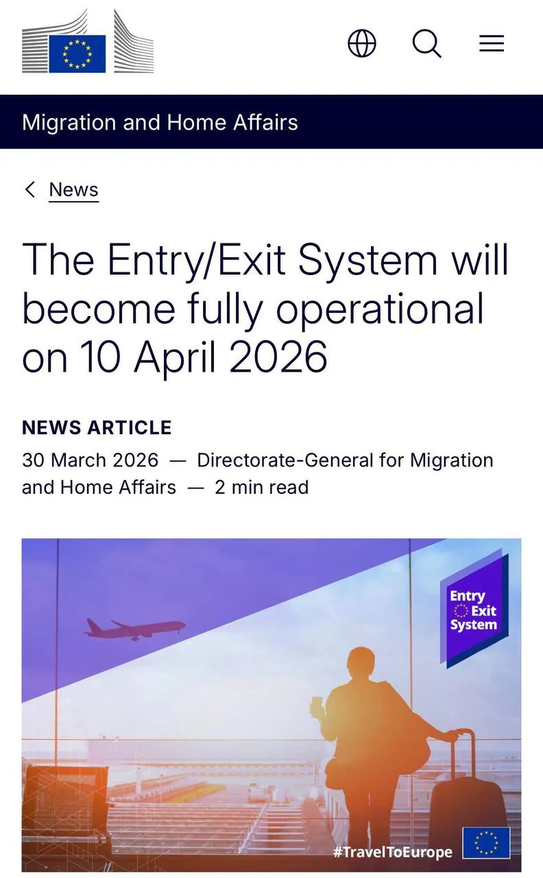 С сегодняшнего дня система Entry Exit System EES начинает работать полноценно во всех странах Шенгена Её внедряли несколько лет и частично запустили ещё 12 октября 2025 года теперь система официально выходит на полный режим Напомним что это вообще такое EES это цифровая система которая фиксирует въезды и выезды иностранцев вместо штампов в паспорте Что меняется на практике штампы в паспорт больше не ставят всё фиксируется в базе пока ещё продолжают ставить при первом въезде нужно сдать биометрию фото отпечатки пальцев система автоматически считает дни пребывания и выявляет нарушения данные хранятся в системе и проверяются при каждом въезде при отказе сдавать биометрию въезд не разрешат Пока ничего заранее оформлять не нужно всё происходит прямо на границе При этом из за внедрения системы уже фиксируются очереди в аэропортах в том числе во Франции Германии Италии Испании и других странах   По данным ЕС через систему уже прошло более 45 млн пересечений границы десятки тысяч отказов во въезде и сотни выявленных нарушителей Наши каналы Telegram MAX