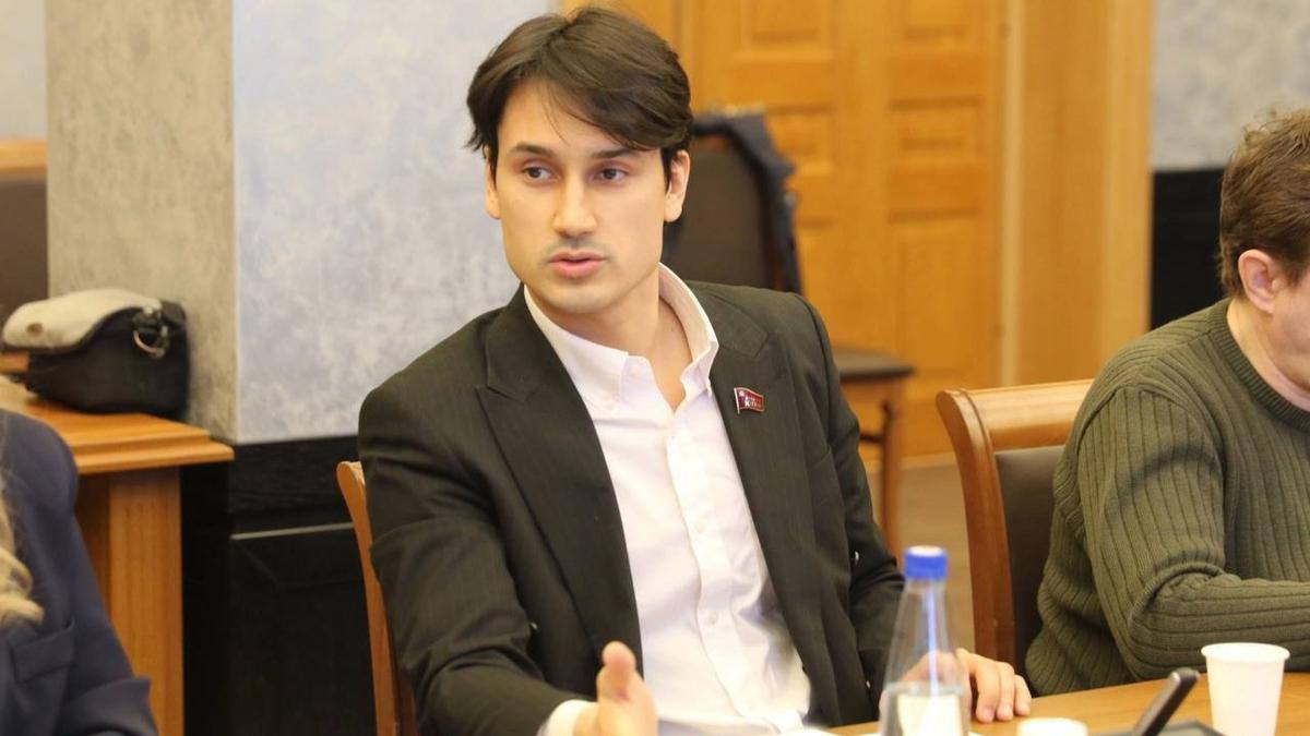 Депутата заксобрания Ленобласти задержали за пропаганду экстремизма  Молодого парламентария Ивана Апостолевского встретили силовики прямо на Московском вокзале Санкт-Петербурга. Поводом стало распространение запрещённой символики в социальных сетях. По данным источников, публикации Апостолевского ранее блокировались Роскомнадзором как экстремистские.  Это не первый конфликт депутата-коммуниста с законом. В 2023 году он привлекался к ответственности за организацию несанкционированного митинга.  Сейчас Апостолевскому светит 15 суток ареста или штраф до 100 тысяч рублей.   : соцсети Апостолевского   : СПб — отдай свой буст нам