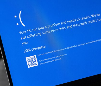 Windows 11 будет автоматически проверять память после синего экрана смерти Microsoft добавила в тестовые сборки Windows 11 функцию которая позволяет автоматически проверять оперативную память после появления синего экрана смерти BSOD Это поможет выявлять ошибки и предотвращать повторные сбои без установки сторонних утилит
