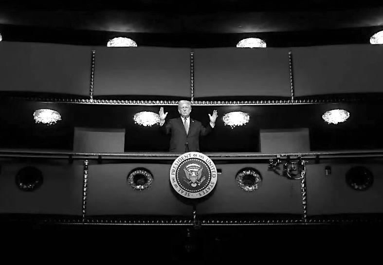 Центру Кеннеди добавили имя Трампа Совет директоров Центра искусств Кеннеди в Вашингтоне проголосовал за добавление имени Дональда Трампа к названию учреждения коротко его предложено называть Центр Трампа Кеннеди Белый дом подчеркнул что решение принято в знак признания невероятной работы проделанной президентом Трампом по восстановлению и спасению здания Трамп который назначил себя в феврале председателем совета директоров Центра заявил что был удивлён и доволен этим решением По действующему закону Центр был назван в честь президента Кеннеди актом Конгресса и изменение названия требует одобрения парламента Юристы и демократические члены совета отмечают что такой шаг может быть юридически ничтожным без изменения закона Представительница Конгресса Джойс Битти которая входит в совет заявила что решение не было принято единогласно как утверждает Белый дом Родственники семьи Кеннеди осудили переименование В ноябре The Washington Post писала что доходы Центра с приходом команды назначенной Трампом упали до уровня пандемии opernogobaleta отдать голос