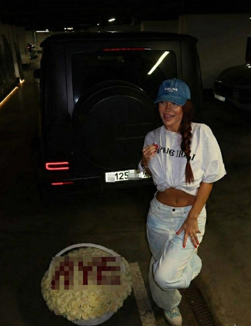 Блогершу Олесю Рожкову суд отправил под арест за публикацию фото с букетом и номером АУЕ Московский суд признал 23 летнюю блогершу и певицу из Приморья Олесю Рожкову виновной в пропаганде экстремистской атрибутики В своих соцсетях девушка выложила фото на котором букет цветов собран в виде экстремистской надписи Арестантское уголовное единство АУЕ Также в кадр попал номер автомобиля с таким же буквенным сочетанием Пользователи предупреждали блогершу о последствиях за подобное фото но Рожкова проигнорировала их сообщения В итоге её приговорили к 10 суткам административного ареста движение АУЕ признано экстремистским и запрещено в России