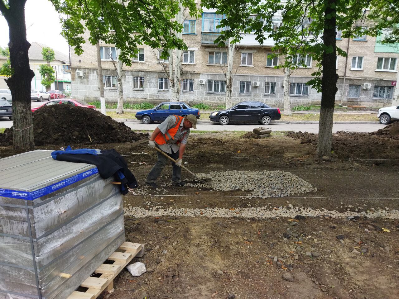 В Ровеньках продолжаются работы по благоустройству аллеи по улице Ленина Глава городского округа город Ровеньки Андрей Рубанцов проинспектировал ход выполнения работ, которые проводятся в рамках реализации проекта «Благоустройство аллеи, г. Ровеньки, ул. Ленина от памятника «Молодежная скульптура» до памятного знака «2000-летия со дня рождения Иисуса Христа». Подрядной организацией производится расключение кабельных сетей, подсыпка основания под поребрик и укладку тротуарной плитки. «На сегодняшний день выполнены работы по монтажу опор освещения, выполняются работы по их подключению. Одновременно выполняются работы по разработке грунта, планирование тротуаров, укладка щебня под укладку аллейного бордюра», – уточнил Андрей Викторович. Скоро Аллея станет современным, красивым и комфортным местом для всех ровенчан! #комфортная_среда #городаменяютсядлянас