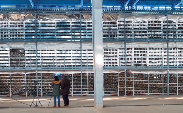 В 2025 году в России резко выросло число криптоферм По данным МТС на 44 до 196 9 тыс единиц Несмотря на введенный в начале года запрет на добычу криптовалюты в ряде регионов а также ужесточение тарифов на электроэнергию один из самых значительных затрат для майнеров отрасль стала более привлекательной для вложений со стороны институциональных инвесторов и инвестфондов после легализации майнинга В то же время представители энергетического рынка связывают динамику с ростом серого сегмента рынка когда майнеры маскируются под бытовых потребителей для оплаты электричества по льготным тарифам jkinvest news jkinvest