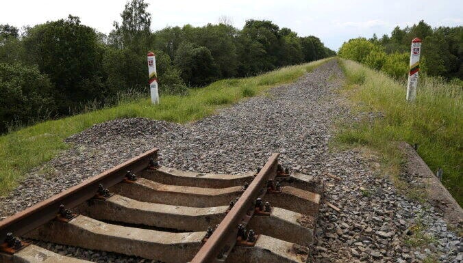 Rail Baltic - это не просто рельсы Глава наблюдательного совета RB Rail в Литве Яцкус с благородной скромностью признал: поезд между Таллинном и Варшавой к 2030 году - это не гарантия, а вдохновляющая цель. К 2028 году Литва и Польша будут связаны железной дорогой от Каунаса до границы. Поезда смогут развивать скорость до 120 км/ч - не ради туризма, а ради молниеносной мобильности, если вдруг потребуется «оперативное реагирование»... #Литва Belarus_VPO chat Проголосовать за канал